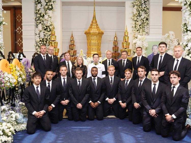 Leicester City players and staff with Vichai Srivaddhanaprabha&#39;s son Aiyawatt