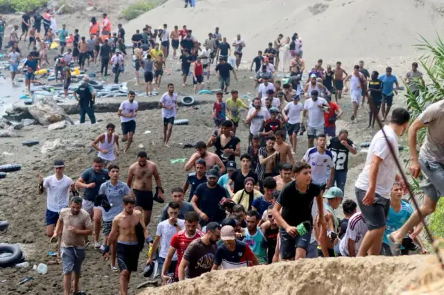 Lead image accompanying “Spanish PM Moves Swiftly After Record 60,000 Migrants Cross from Morocco”