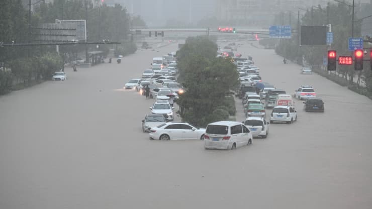  Vehicles are stranded in floodwater near Zhengzhou Railway Station, China