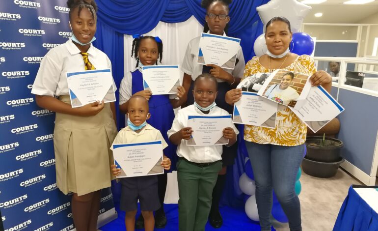 Unicomer Dominica Awards 7 Scholarships to Employee’s Children￼