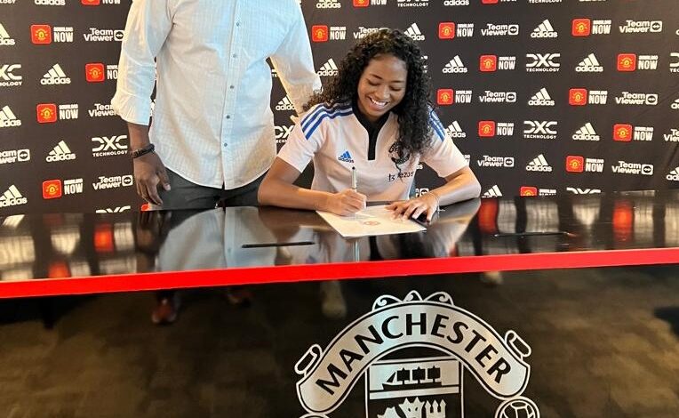 Female footballer of Dominican Heritage signs with Manchester United